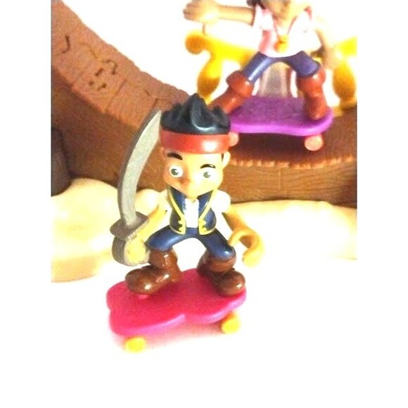 Fisher-Price Jake and The Never Land Pirates: Skate Park Playset - Picture 6 of 14